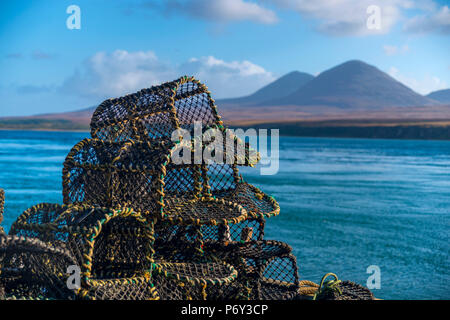 Royaume-uni, Ecosse, Argyll et Bute, Islay, Port Askaig avec Isle of Jura, Paps de montagnes du Jura à travers son d'Islay Banque D'Images