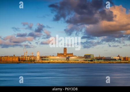 L'Angleterre, Liverpool, Merseyside, vue de l'éco Arena et cathédrale de Liverpool Banque D'Images