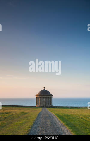 Royaume-uni, Irlande du Nord, le comté de Londonderry, ski, ski Demesne, Temple Mussenden, ancien domaine bibliothèque, coucher du soleil Banque D'Images