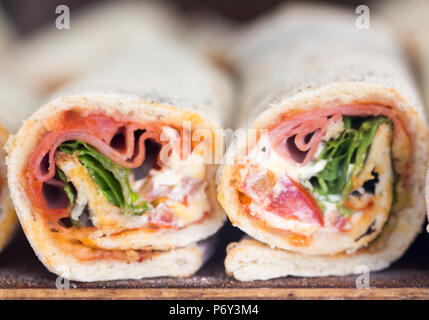 Salade de jambon et fromage sandwich sous-marin / steak et fromage sandwich grillé sous / toast avec du fromage et des tomates. Banque D'Images