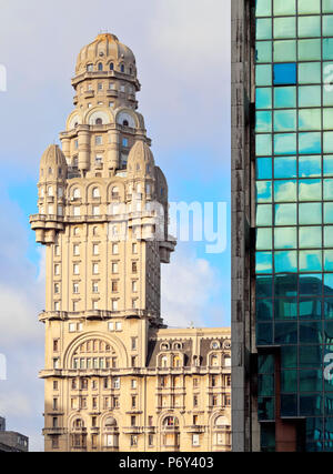 L'Uruguay, Montevideo, vue sur le palais Salvo sur la place de l'indépendance. Banque D'Images