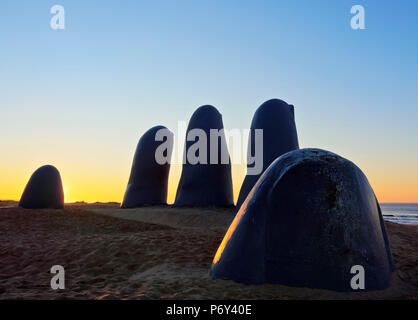 L'Uruguay, Maldonado Ministère, Punta del Este, Playa Brava, la Mano(La Main), une sculpture de l'artiste Chilien Mario Irarrazabal au lever du soleil. Banque D'Images