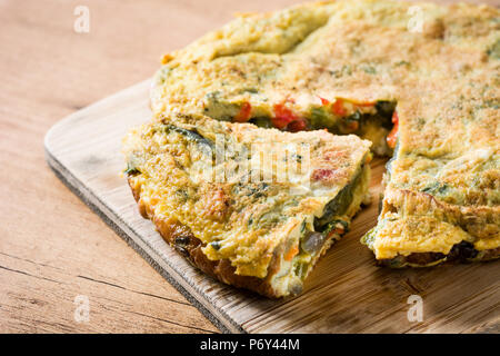 Faites de la frittata des œufs et des légumes sur la table en bois. Banque D'Images