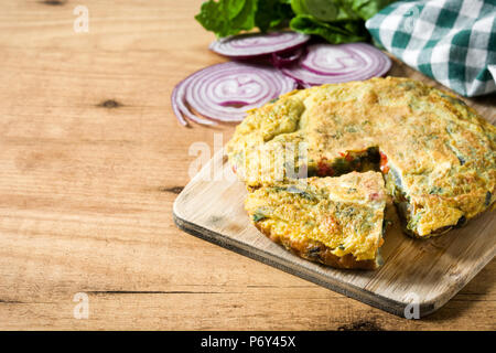 Frittata de légumes et oeufs faite sur table en bois.Copyspace Banque D'Images