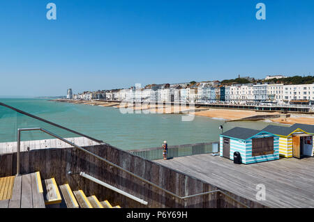 Front de mer de Hastings, en juin, à l'ouest de la jetée de Hastings nouvellement réaménagé Banque D'Images