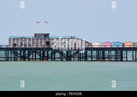 Récemment reconstruit le pont supérieur sur la jetée de Hastings, East Sussex, UK, vue du bord de mer Banque D'Images