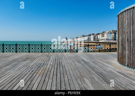 UK Hastings pier deck, à l'Ouest en direction de St Leonards-On-Sea Banque D'Images