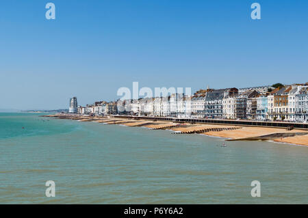 Front de mer de Hastings, East Sussex, UK, avec ciel bleu en été, à l'ouest Banque D'Images