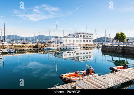 Vigo, Espagne - 20 mai 2017 : Sauvetage en caoutchouc des bateaux amarrés dans le port de Vigo, Galice, Espagne. Le Real Club Náutico de Vigo dans le centre. C'est un Spani Banque D'Images