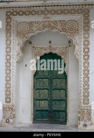 Porte sculptée et richement décoré au Rajasthan, Inde Banque D'Images