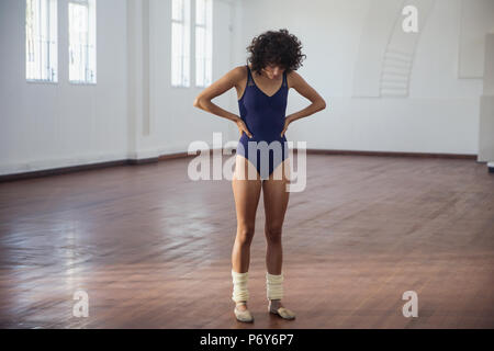 Les jeunes dédié danseuse exerçant dans un studio de danse Banque D'Images