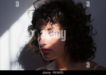 Beau Portrait jeune femme sérieuse, dans la lumière du soleil Banque D'Images