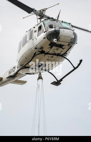 1 juillet 2018 - Un hélicoptère Bell UH-1 Iroquois a été utilisé pour verser 1 000 litres d'eau de flammes dans l'hiver Hill fire. Les équipes de pompiers de tout le Royaume-Uni ont convergé sur la colline d'hiver pour contrôler l'incendie qui est de plus en mètres par heure. D'Incendie et de secours et du Lancashire Police Lancashire montrent la réponse à l'incident "majeure". Banque D'Images