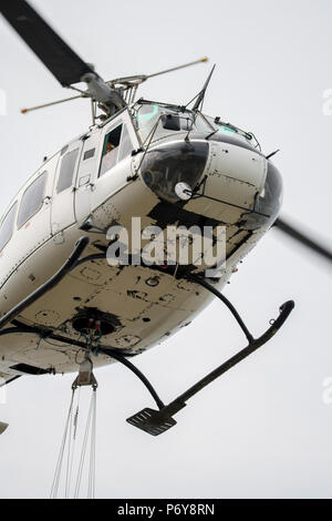 1 juillet 2018 - Un hélicoptère Bell UH-1 Iroquois a été utilisé pour verser 1 000 litres d'eau de flammes dans l'hiver Hill fire. Les équipes de pompiers de tout le Royaume-Uni ont convergé sur la colline d'hiver pour contrôler l'incendie qui est de plus en mètres par heure. D'Incendie et de secours et du Lancashire Police Lancashire montrent la réponse à l'incident "majeure". Banque D'Images