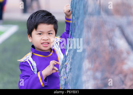 Portrait of cute Asian boy, petit garçon porter musique militaire, Banque D'Images