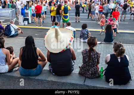 Samara, Russie - le 24 juin 2018 : les fans de football dans la fan zone sur la place centrale Banque D'Images