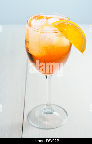 Aperol Spritz servi avec une tranche d'orange en verre de vin. Fond blanc, haute résolution Banque D'Images