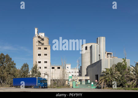Entrée principale de l'usine de ciment de Sagunto, camion garé sur la clôture, facilité de transformation industrielle, Valencia, Espagne Banque D'Images