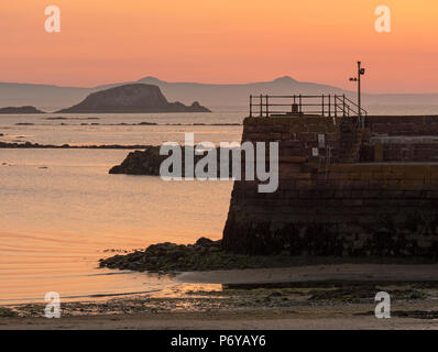 Coucher du soleil sur le Firth of Forth de North Berwick Harbour, East Lothian, Ecosse, Royaume-Uni Banque D'Images