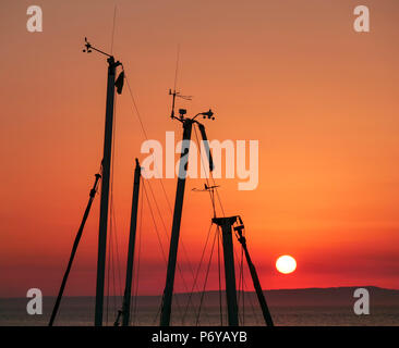 Location de mâts et gréements en silhouette au coucher du soleil de North Berwick Harbour, East Lothian, Ecosse, Royaume-Uni Banque D'Images