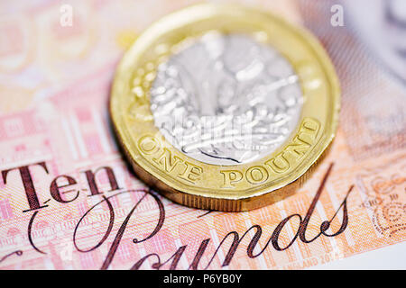 Pound Coin sur une note de dix livres, Close Up Banque D'Images