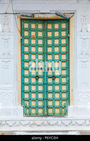 Colouful porte dans la vieille ville d'Udaipur, Rajasthan, Inde Banque D'Images