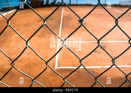 Clôture métallique avec cour dans le contexte / treillis d'acier avec le sol et la ligne blanche tennis contexte / treillis d'acier à court de tennis Banque D'Images