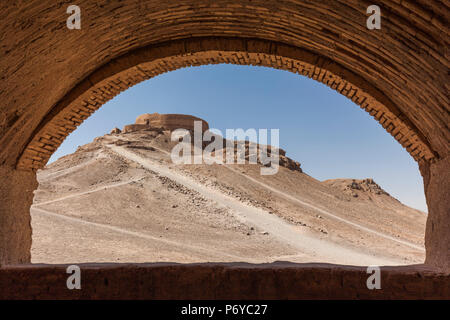 L'Iran, au centre de l'Iran, Yazd, Zoroastrienne tours de silence extérieur, complexe funéraire Banque D'Images