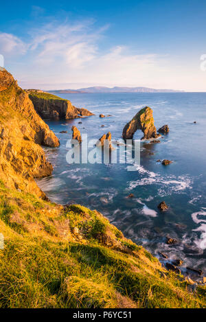 Crohy Head, comté de Donegal, région de l'Ulster, l'Irlande, l'Europe. Passage de la mer et les falaises côtières pile vu du haut de la falaise. Banque D'Images