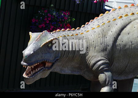 Une peur réelle de la taille de la vie exposition de dinosaures à l'entrée de Paradise Park à Hayle, Cornwall Banque D'Images