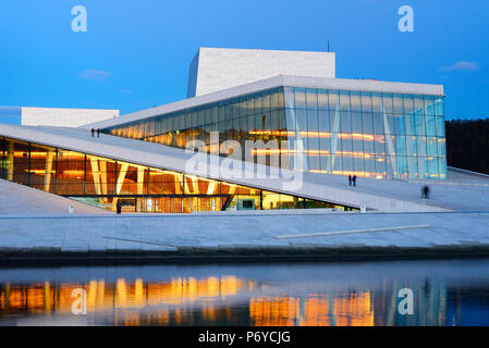 L'Opéra, de ballet et d'opéra national norvégien, par les architectes Snohetta dans Bjorvika district, dans la soirée. Oslo, Norvège Banque D'Images
