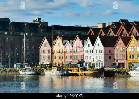 Et de pêche en bois commercial entrepôts dans le quartier de Bryggen, un ancien comptoir de la Ligue hanséatique. Site du patrimoine mondial de l'UNESCO, Bergen. La Norvège Banque D'Images