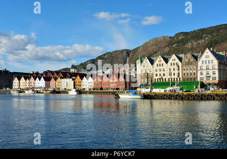 Et de pêche en bois commercial entrepôts dans le quartier de Bryggen, un ancien comptoir de la Ligue hanséatique. Site du patrimoine mondial de l'UNESCO, Bergen. La Norvège Banque D'Images