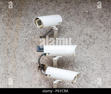 Photo des caméras de surveillance sur le mur / caméra de surveillance Banque D'Images