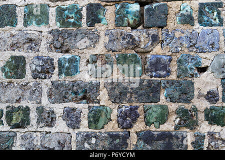 Mur de pierre à la main verte faite de pierres irrégulières, de scories dans l'Île Kemiö, Finlande Banque D'Images