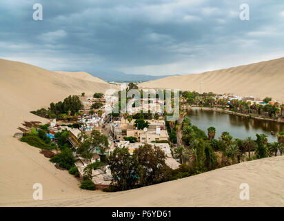 Oasis Huacachina, elevated view, Région de l'Ica, Pérou Banque D'Images