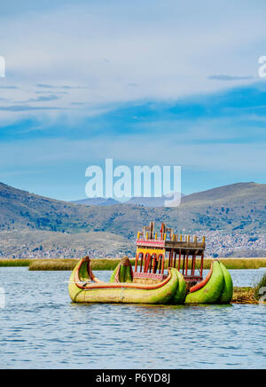 Reed, bateau traditionnel des îles flottantes des Uros, Lac Titicaca, région de Puno, Pérou Banque D'Images