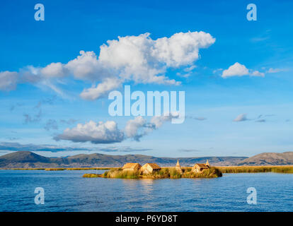 Uros Île flottante, le Lac Titicaca, région de Puno, Pérou Banque D'Images