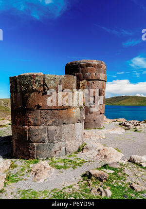 Par le Chullpas de Sillustani Lac Umayo, région de Puno, Pérou Banque D'Images