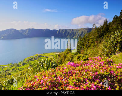 Le Portugal, Azores, Sao Miguel, municipalité de Ponta Delgada, Sete Cidades, elevated view de la Lagoa das Sete Cidades. Banque D'Images