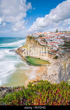 Praia das Maçãs, Colares, Sintra, Lisbonne, Portugal district. Vue sur le village emblématique sur la falaise.