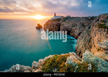 Cabo de São Vicente (cap Saint Vincent) , Sagres, Algarve, Portugal. Le phare de l'Europe sud-ouest au coucher du soleil. Banque D'Images