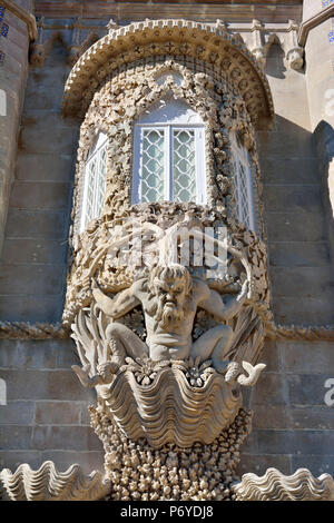 Travail de la pierre dans une fenêtre. Palacio da Pena, construit au 19ème siècle, dans la forêt au-dessus de Sintra. Site du patrimoine mondial de l'UNESCO. Sintra, Portugal Banque D'Images