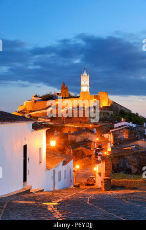 Le village fortifié médiéval de Monsaraz au crépuscule. Alentejo, Portugal Banque D'Images