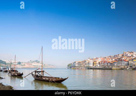 Le Portugal, Douro Litoral, Porto. La vue sur le fleuve Douro, à la vieille ville de Porto. Banque D'Images