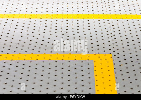 Close-up de pont du navire avec deux lignes jaunes Banque D'Images