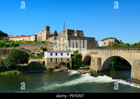 Le site historique de Barcelos et le pont médiéval qui est utilisé par les pèlerins sur le chemin de la Camino de Santiago (Chemin de Saint-Jacques). Barcelos, Portugal Banque D'Images