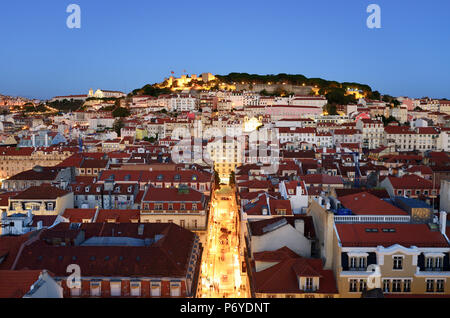 Le centre historique (Baixa) et le château Sao Jorge au crépuscule. Lisbonne, Portugal Banque D'Images