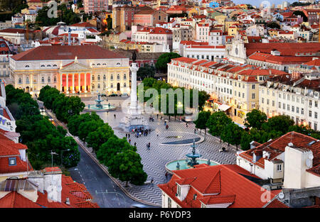 Le Rossio ou place publique Praça Dom Pedro IV, le cœur du centre historique de la ville au crépuscule. Lisbonne, Portugal Banque D'Images