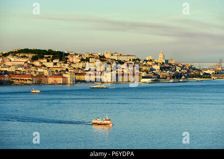 Le Tage (Tejo) et le centre historique de Lisbonne, dans la soirée. Portugal Banque D'Images